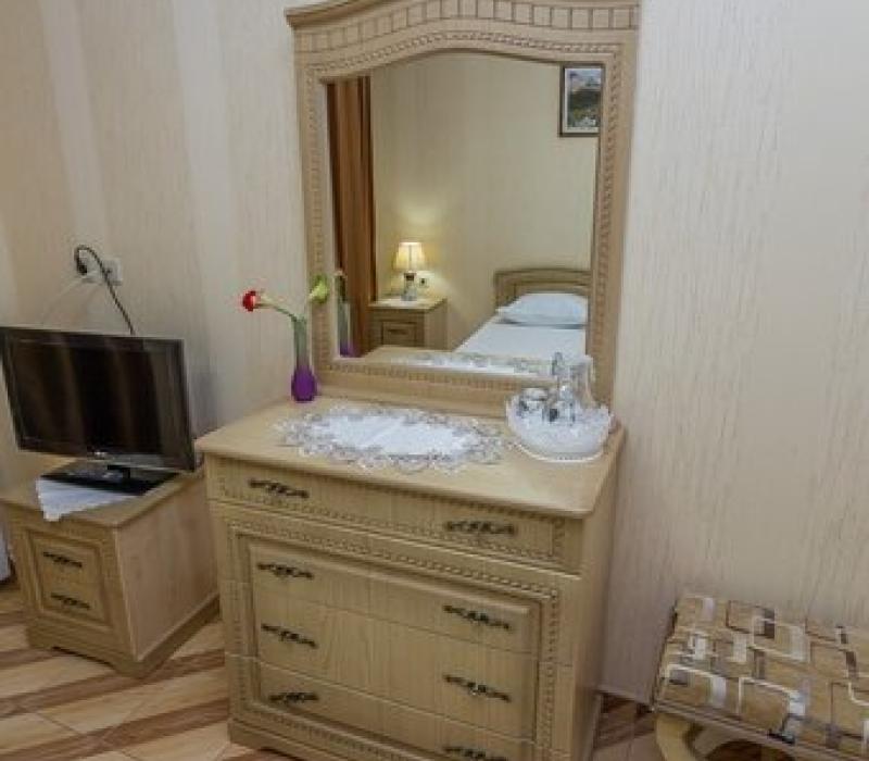 Стандарт 2 местный 1 комнатный (вид на гостиницу) в отеле Золотые пески в Витязево фото 4