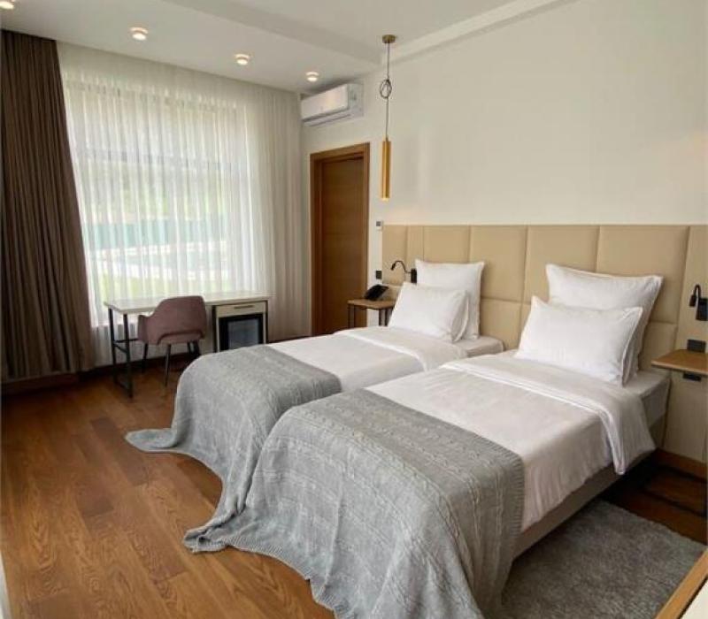Отель Premium Village Arkhyz в Архызе, номер двухкомнатный люкс с двумя раздельными кроватями. Фото 1