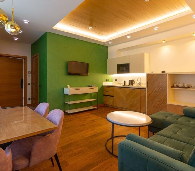 Отель Premium Village Arkhyz в Архызе, номер двухкомнатный люкс с двумя раздельными кроватями. Фото 3