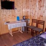 Турбаза Нарат, 4 (2+2) местный 2 комнатный Деревянный домик со всеми удобствами. Фото 1