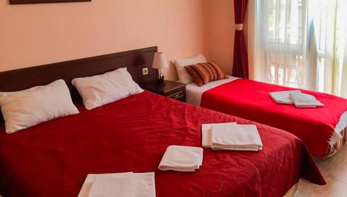 Одна двуспальная и одна односпальная кровать в номере Стандарт в гостевом доме на Тельмана 23 в Геленджике