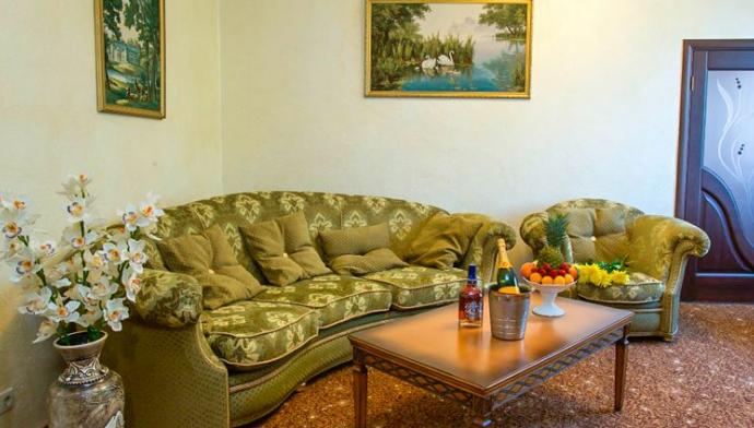 Мягкая мебель в 2 местном, 2 комнатном Президентском Люксе отеля Чеботаревъ. Сочи