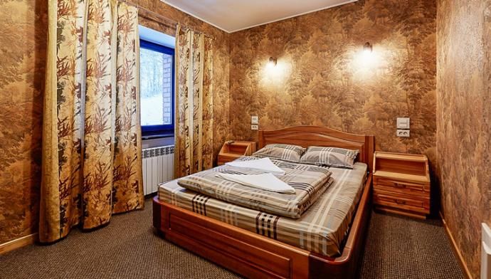 Интерьер спальни в Коттедже Люкс, №9 гостиничного комплекса на ГЛЦ Аджигардак в Аджигардаке