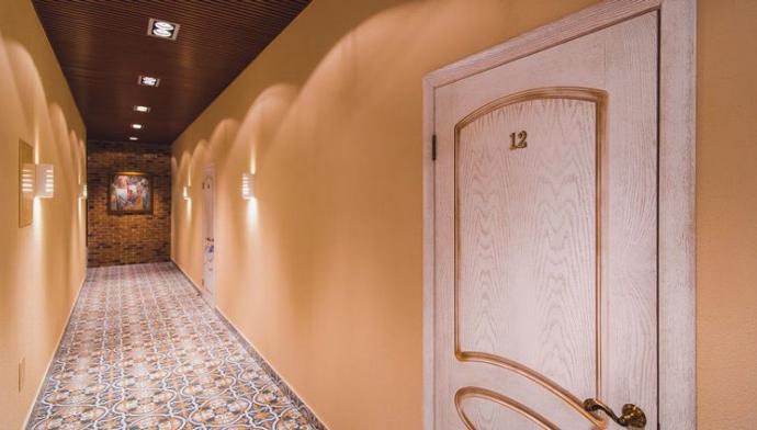 Общий коридор со входами в стандартные номера в гостинице Гларус Мурманска