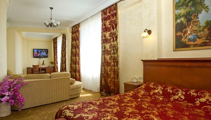 Двуспальная кровать в 2 местном, 1 комнатном Люкс-Фэмили в отеле Чеботаревъ. Сочи