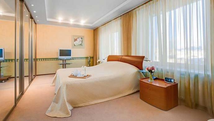 Спальня в 2 местном, 3 комнатном, Президентском Сюите в отеле Меридиан в Мурманске