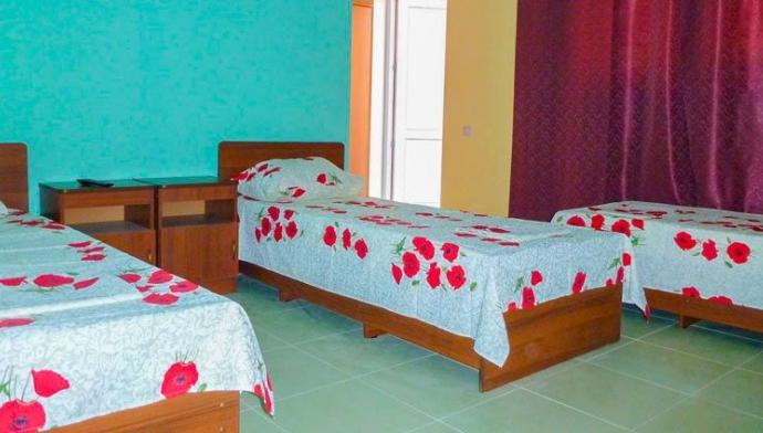 Кровати в трехместном номере эконом гостиница Инжир Геленджик