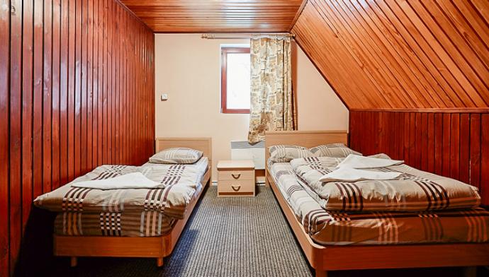 Оснащение спальни Коттеджа Люкс, №9А гостиничного комплекса на ГЛЦ Аджигардак в Аджигардаке