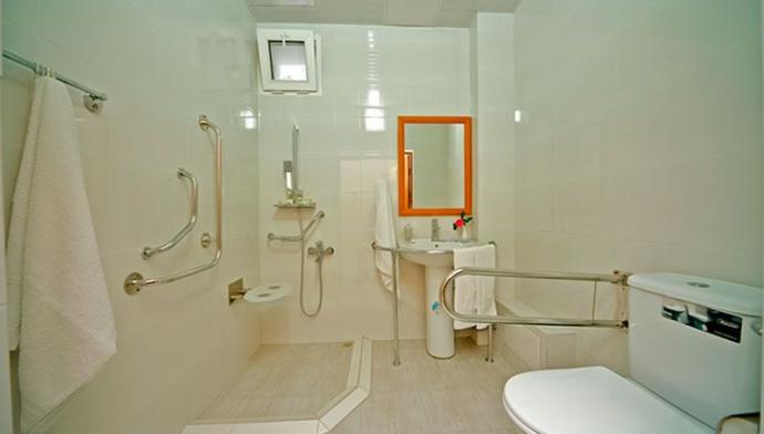 Ванная комната в 2 местном, 1 комнатном, Стандарт для МГН пансионата Охотник в Сочи