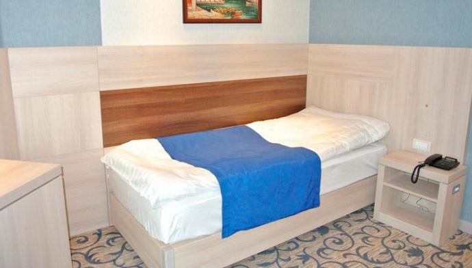 Кровать в 1 местном, 1 комнатном, для людей с ограниченными возможностями оздоровительного комплекса Дагомы в Сочи