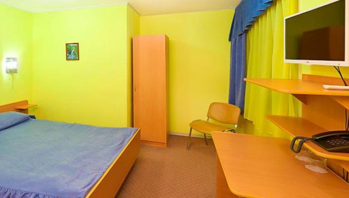 2 местный, 1 комнатный, Стандарт с двуспальной кроватью в гостинице Горница в Кировске