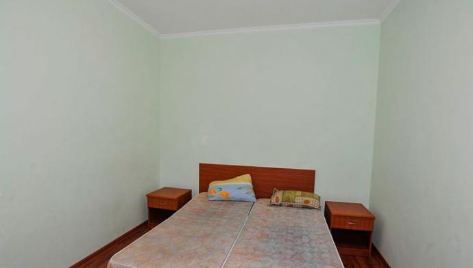 Кровать в двухместном номере Станадрт. Гостиница Родос в Геленджике